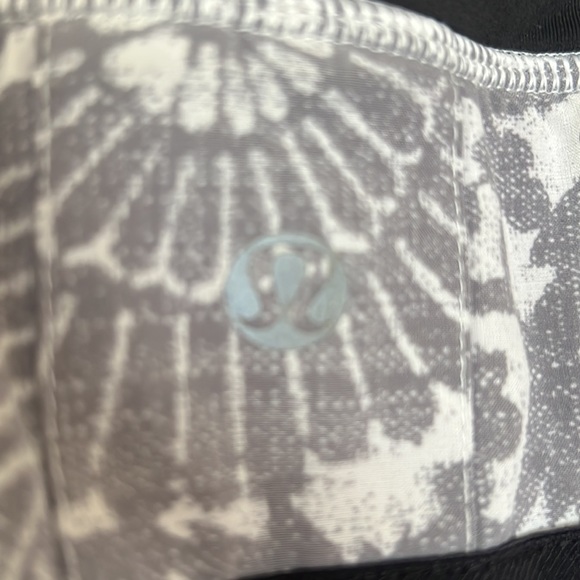 Lululemon Pace Setter Skirt. Beachy floral white fossil/black. EUC Size 2 - Picture 6 of 9